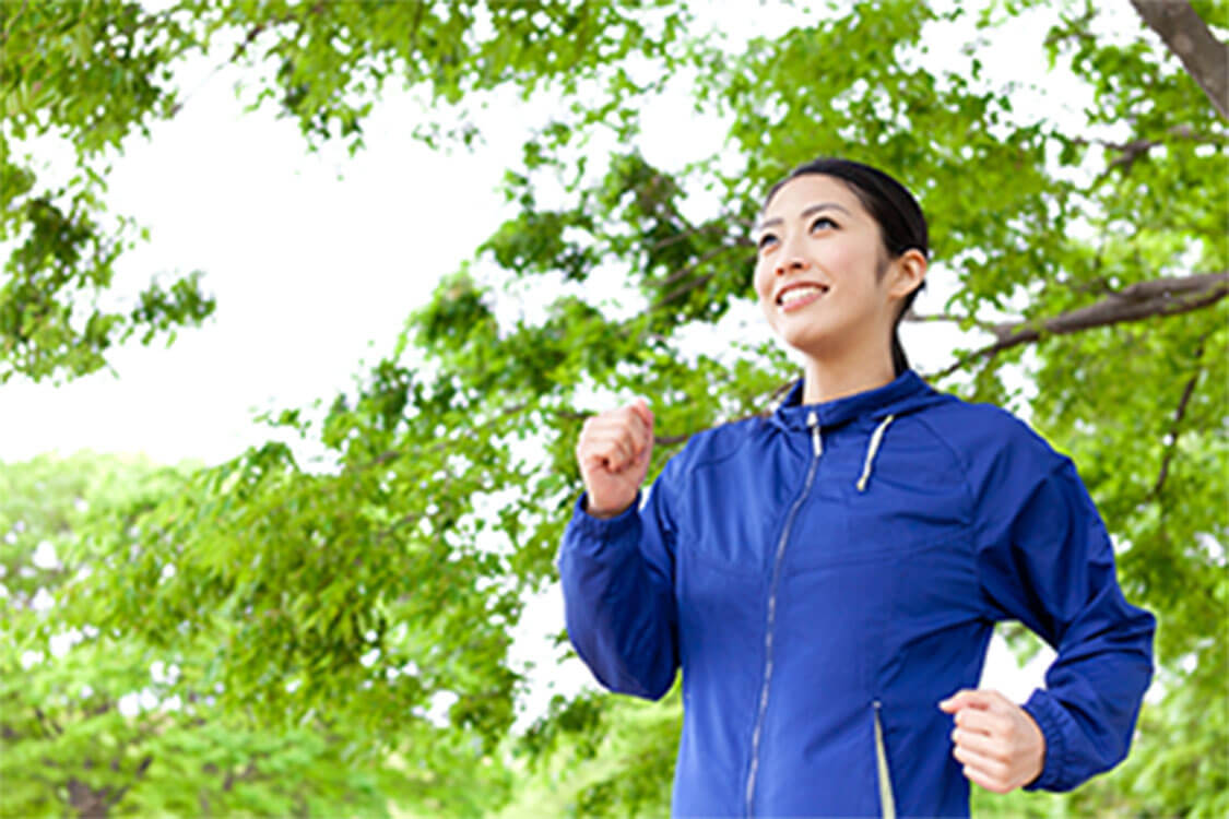 運動する女性