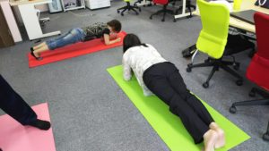 毎週金曜はジョブステのストレッチで体幹を鍛えてみてはいかがですか？