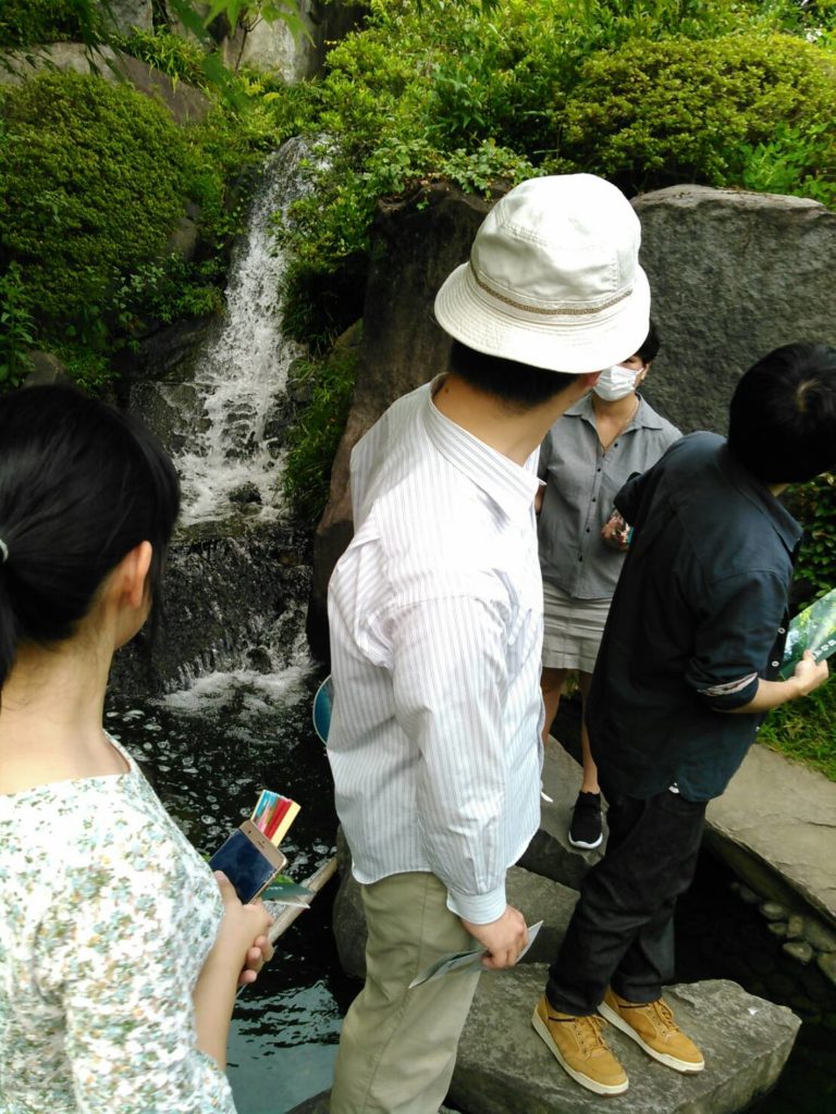 毎週火曜日恒例のウォーキングに出かけました。皆さんも適度な運動で体力UPを目指しませんか？