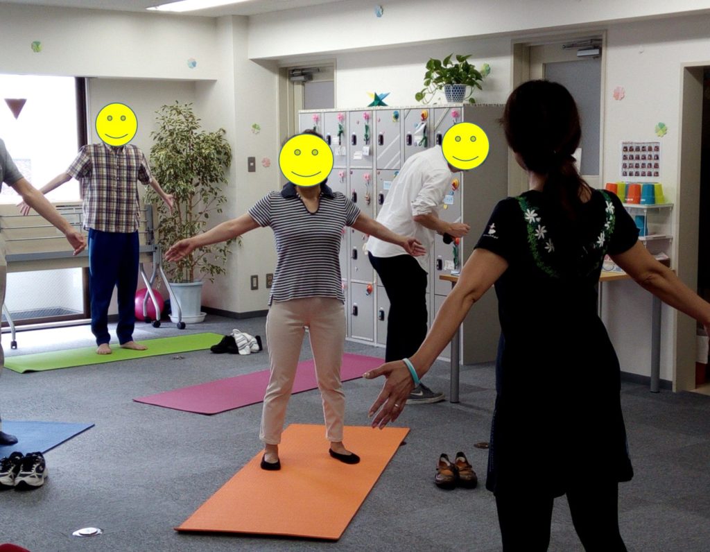 明日は恒例の「簡単ストレッチ」を開催します！ぜひご参加ください！