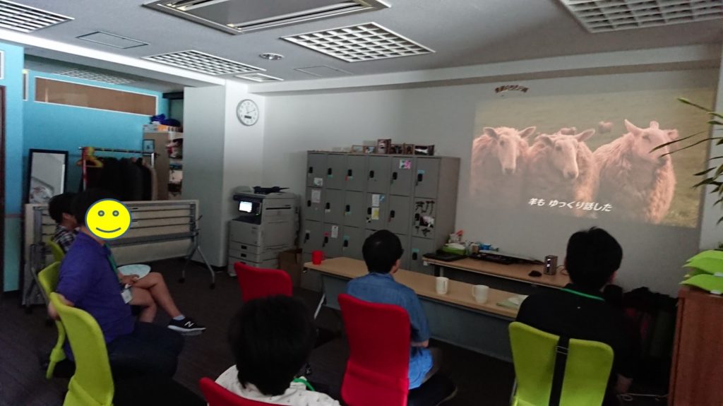 祝日のプログラムとして映画鑑賞会を開催しました。