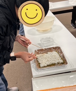 ラップの上焼きのりを置く
海苔の中央に温かいごはんを半分広げる