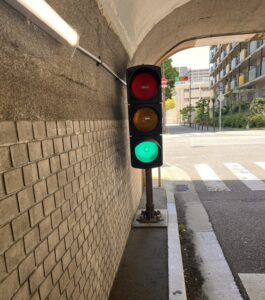新長田駅の近くに日本一低い「信号機」を発見しました🚦